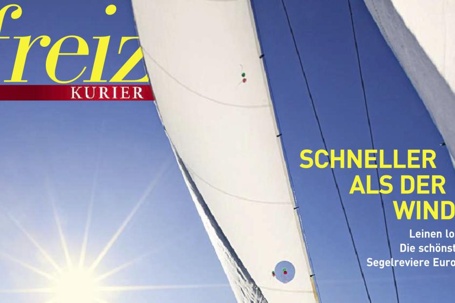 Ein Segelboot fährt bei strahlendem Sonnenschein über das Meer.