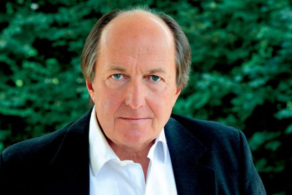 Ein Porträt des Schriftstellers Martin Walser vor einem grünen Hintergrund.