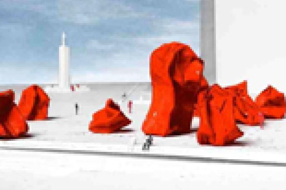 Mehrere rote, kissenartige Skulpturen stehen auf einem weißen Platz vor einem Gebäude.