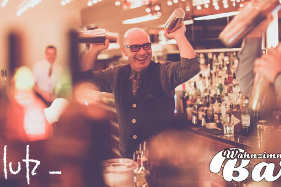 Ein Barkeeper mixt Cocktails in der „Wohnzimmer Bar“.