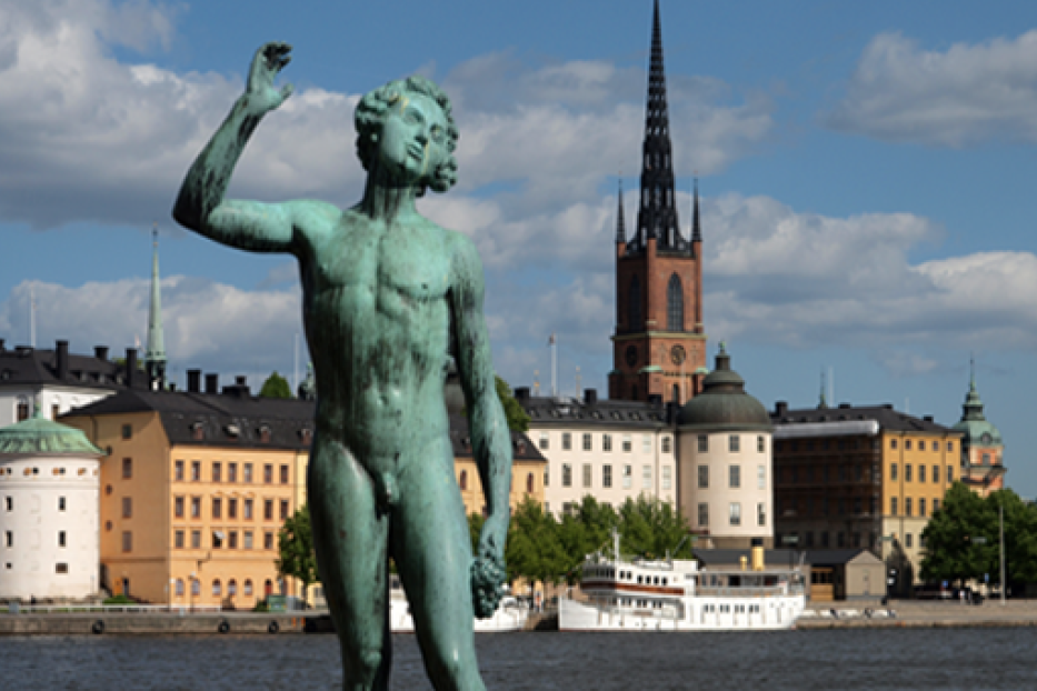 Eine Statue im Vordergrund mit Blick auf die Riddarholmskirche in Stockholm.