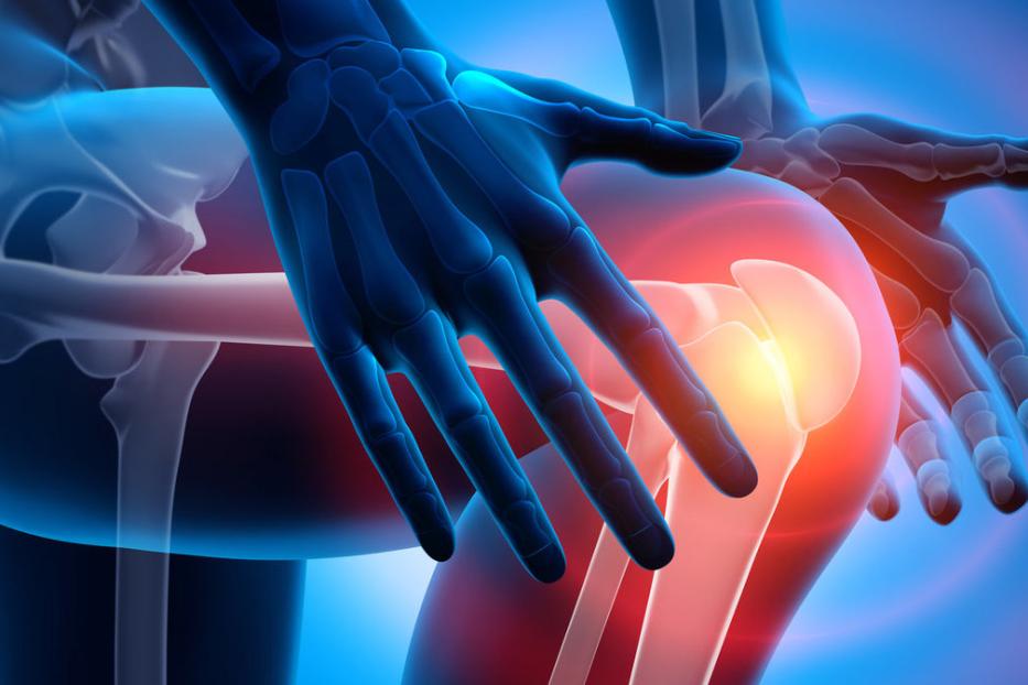 Eine Illustration des menschlichen Knies, das von Händen gehalten wird, mit hervorgehobenen Schmerzpunkten.