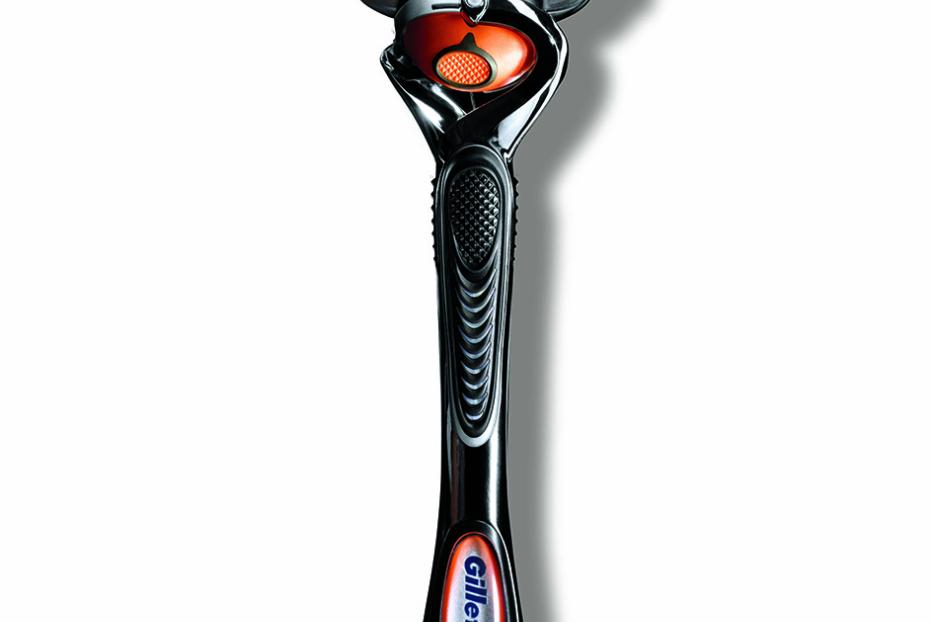 Ein Gillette-Rasierer mit mehreren Klingen und einem schwarzen Griff.