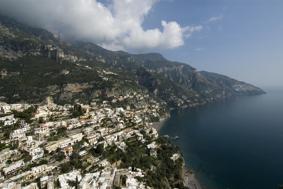 Luftaufnahme von Positano an der Amalfiküste in Italien.