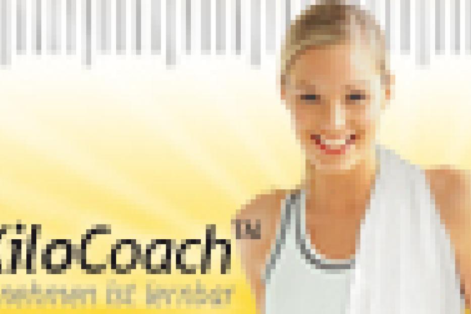 Eine lächelnde Frau mit einem Handtuch um den Hals, neben dem Schriftzug „KiloCoach“.