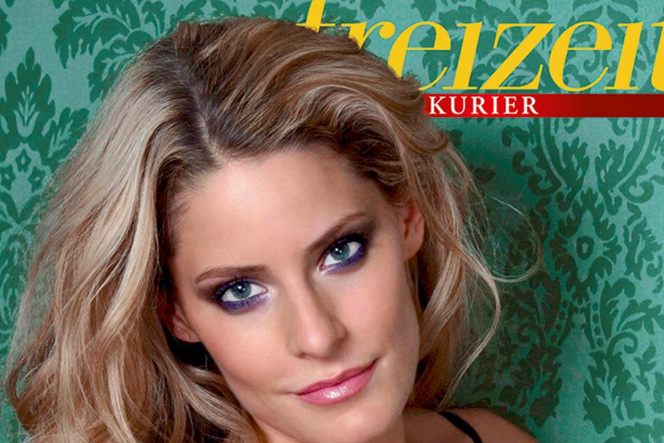 Porträt einer Frau mit blonden Haaren vor einem grünen Hintergrund mit dem Schriftzug „Freizeit Kurier“.