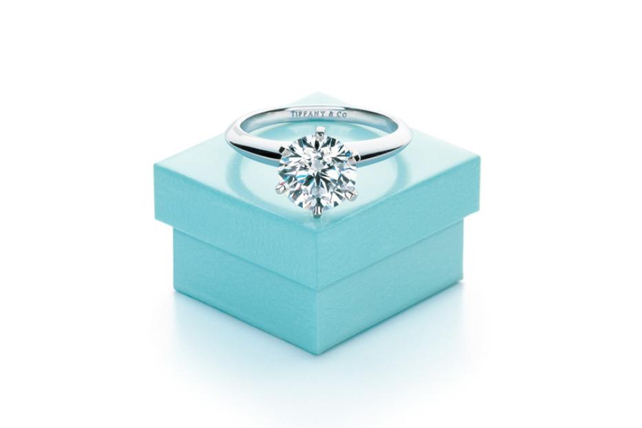 Ein Diamantring von Tiffany & Co. liegt auf einer hellblauen Schachtel.
