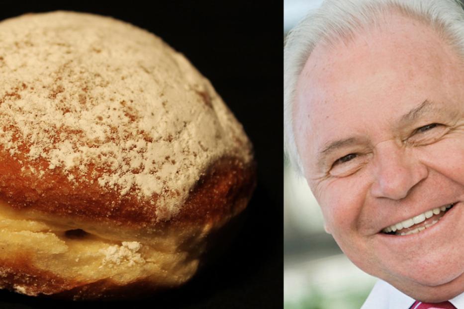 Ein Berliner Pfannkuchen mit Puderzucker und ein lächelnder Mann.