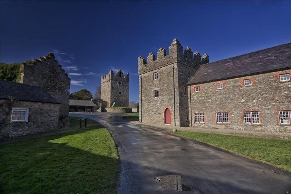Das restaurierte Castle Roche in Irland unter blauem Himmel.