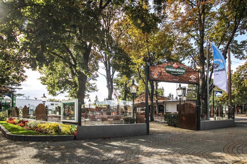 Der Eingang zum Biergarten „Himmelreich“ an einem sonnigen Tag.