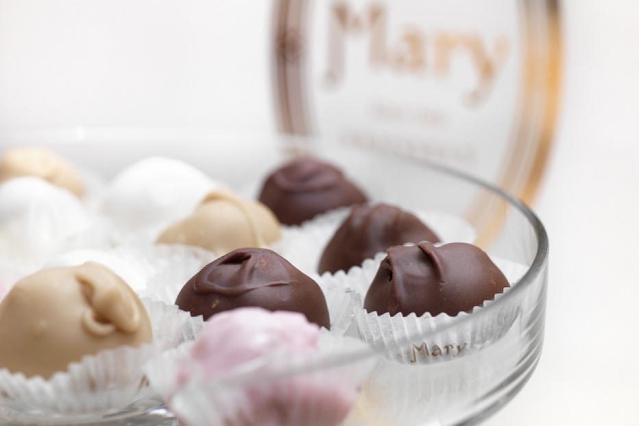Eine Auswahl Pralinen der Marke „Mary“ in einer Glasschale.