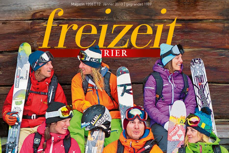 Eine Gruppe von Skifahrern posiert vor einer Holzwand für ein „Freizeit“-Magazin.