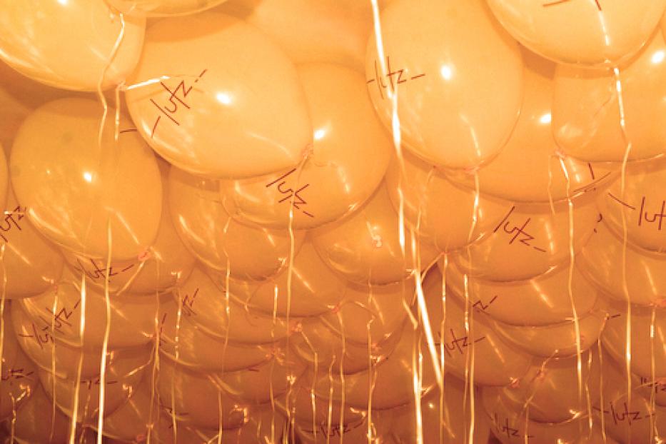 Viele gelbe Ballons mit dem Namen „Lutz“ darauf geschrieben.