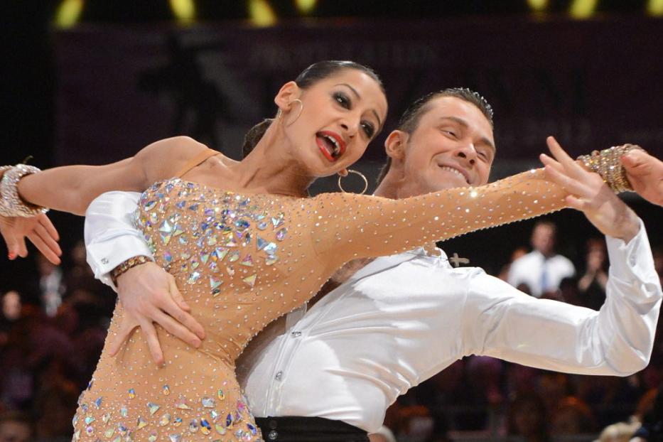 Ein Tanzpaar führt eine lateinamerikanische Tanzdarbietung auf.