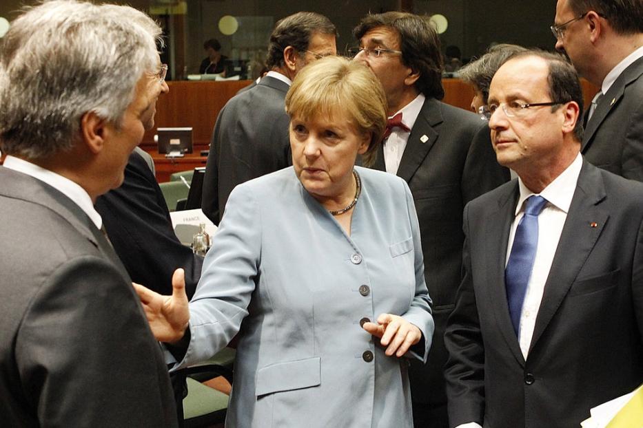 Angela Merkel und François Hollande im Gespräch mit anderen Personen.
