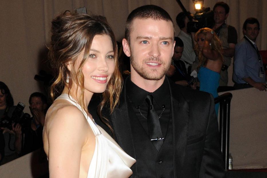 Jessica Biel und Justin Timberlake posieren auf dem roten Teppich.