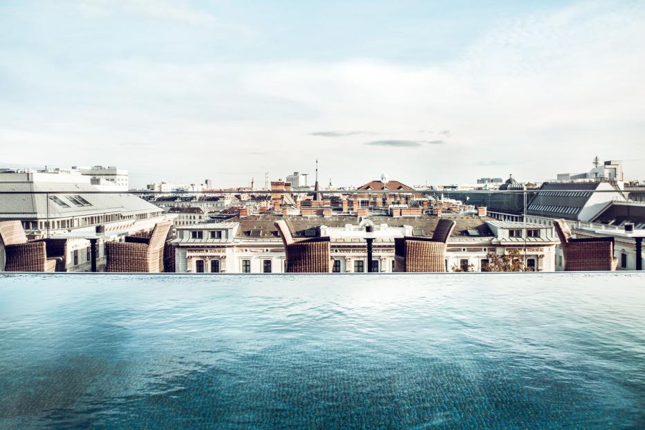 Ein Blick über die Dächer einer Stadt von einem Infinity-Pool aus.