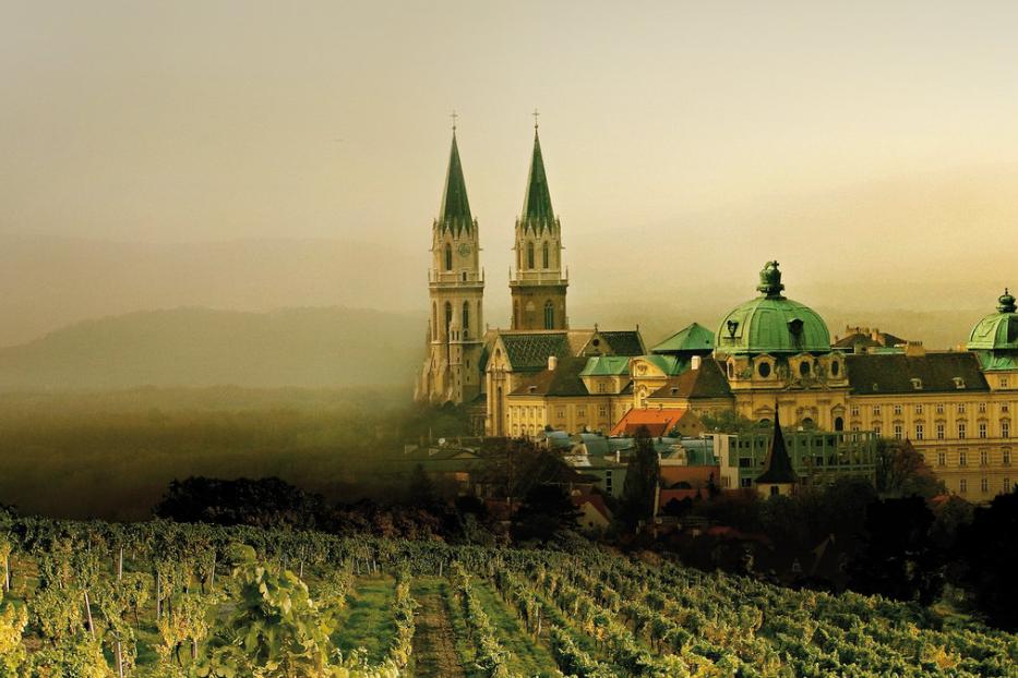 Stift Göttweig in Österreich, gesehen von einem Weinberg aus.