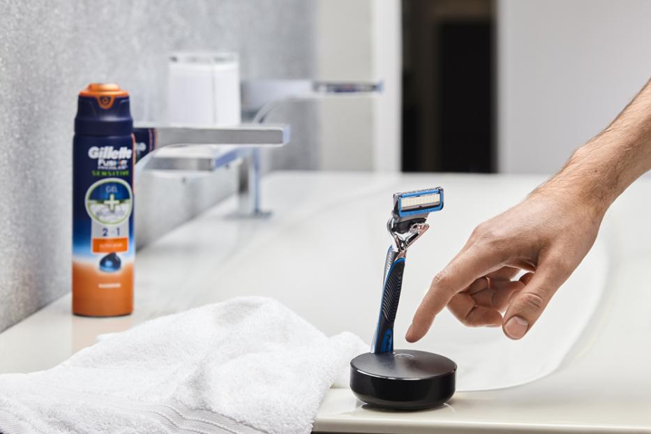 Ein Gillette-Rasierer steht in einer Ladestation im Badezimmer.