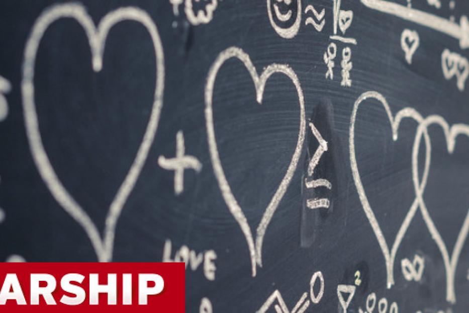 Eine Tafel mit Kreidezeichnungen von Herzen und mathematischen Formeln.