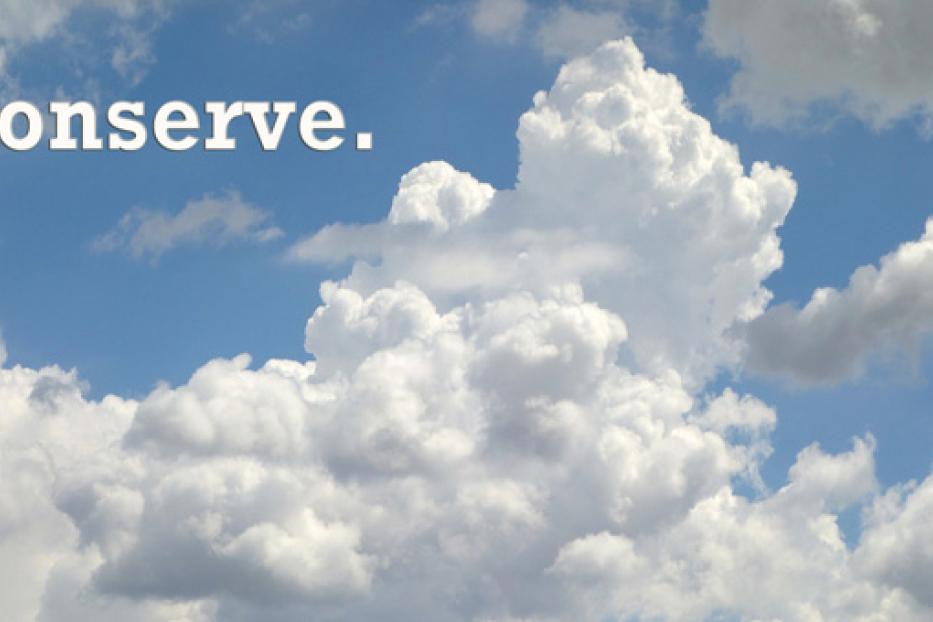 Der blaue Himmel ist mit weißen Wolken bedeckt, und der Text „Conserve.“ ist zu sehen.