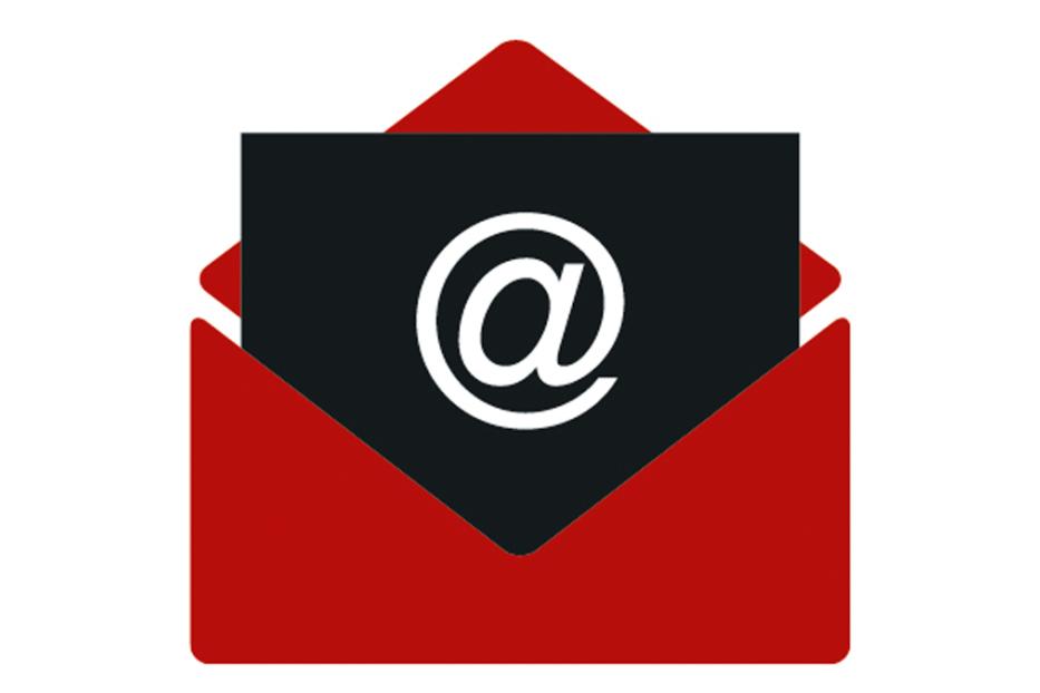 Ein roter Briefumschlag mit einem schwarzen Zettel, der ein @-Symbol zeigt.