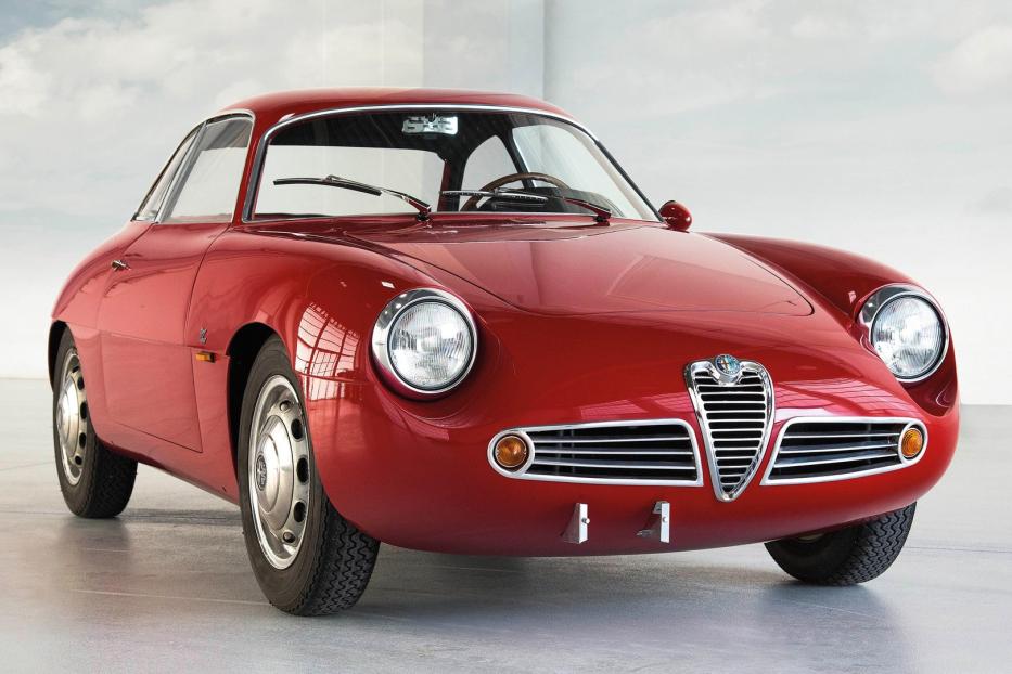 Ein roter Alfa Romeo Zagato von vorne.