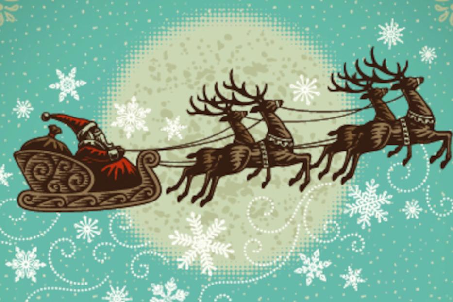 Der Weihnachtsmann fährt mit seinem Rentierschlitten durch den Schnee.