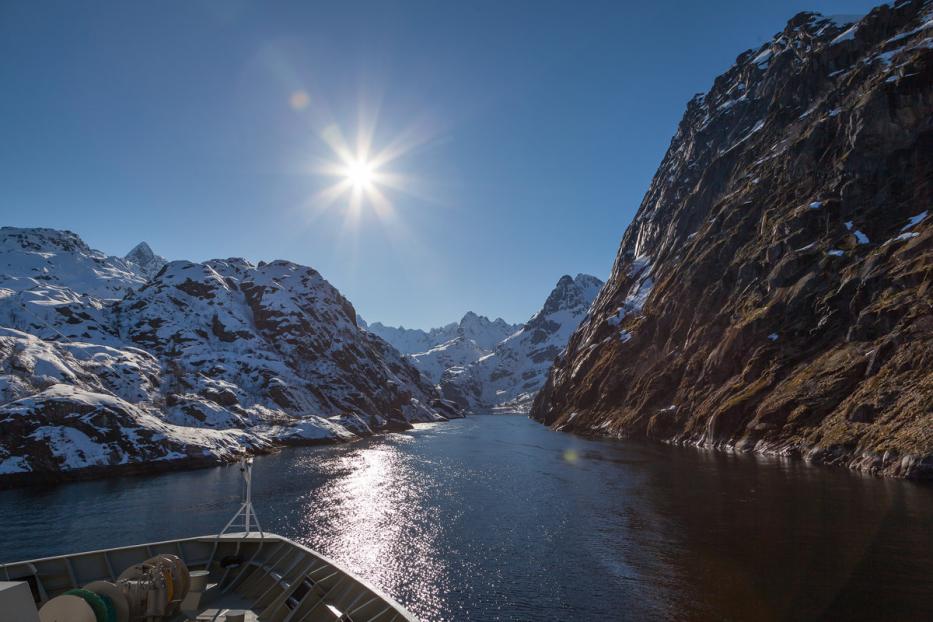 Sagenhafter Trollfjord: Die Einfahrt ist 100 Meter breit. Hier schlafen die Trolle...