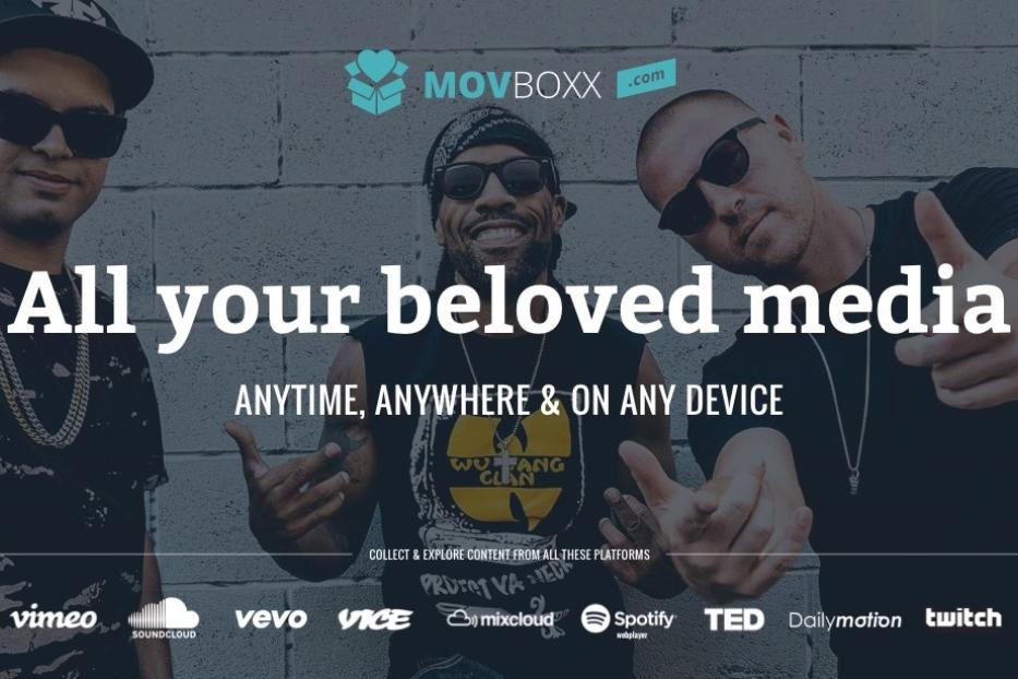 Drei Männer posieren vor einer Mauer für Movboxx.