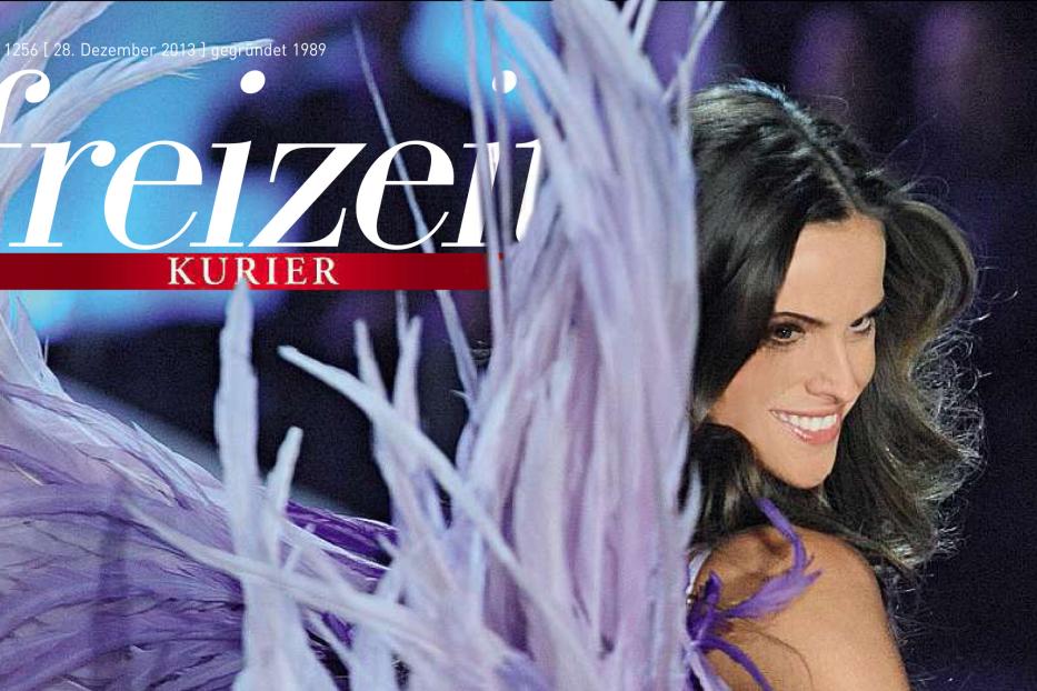 Ein lächelndes Model mit Flügeln auf dem Cover des Magazins „Freizeit Kurier“.