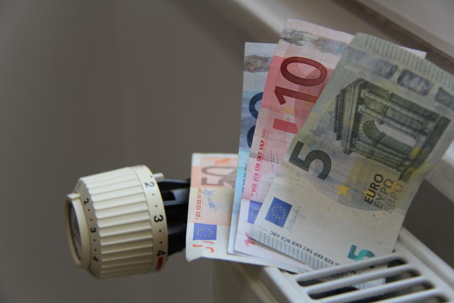 Euroscheine stecken in einem Heizkörperthermostat.