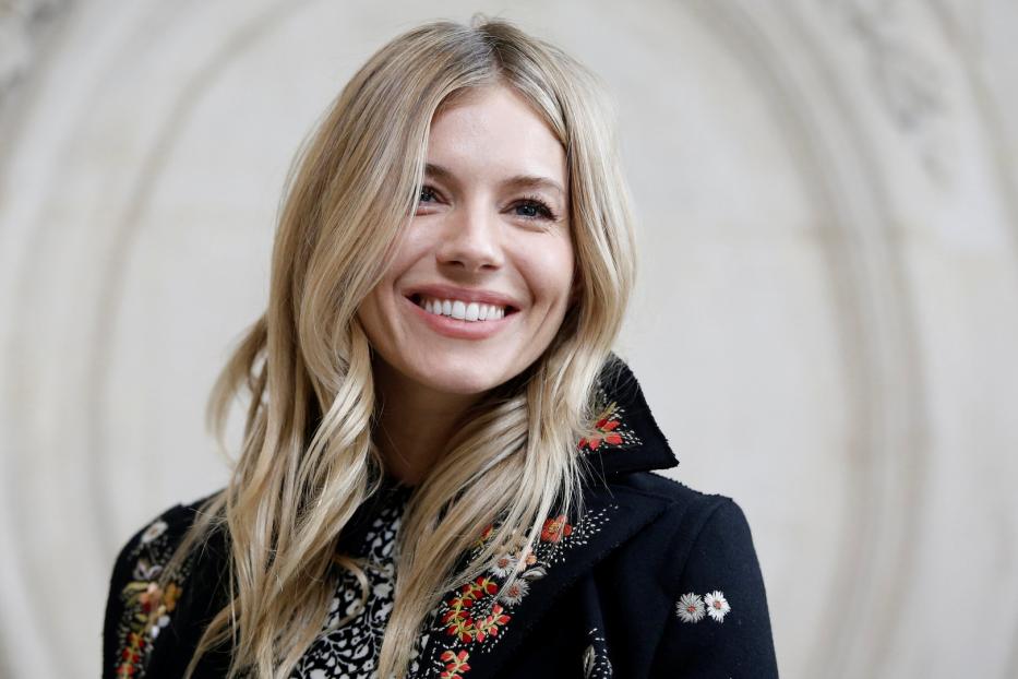 Sienna Miller zeigte sich beim romantischen Spaziergang mit ihrem neuen Freund.