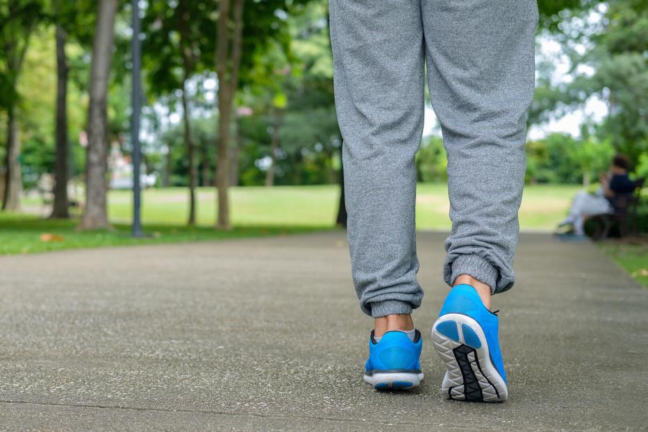 Untrainierte profitieren vom "Japanese Walking": Der Kalorienverbrauch ist höher und schneller als beim normalen Gehen.
