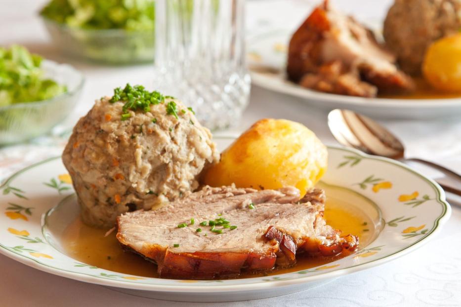 Ein österreichischer Klassiker: Schweinsbraten mit Knödel und Erdäpfel