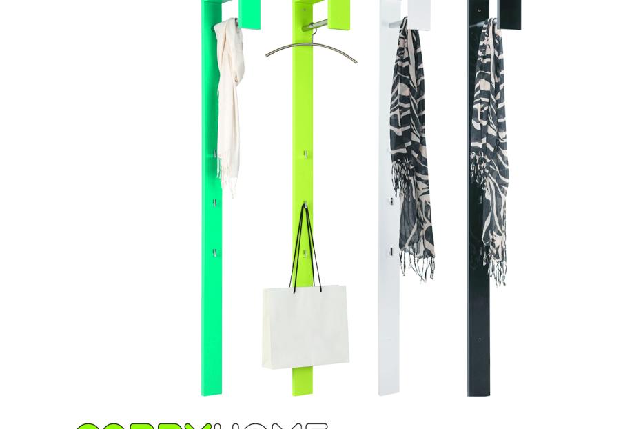 Vier farbige Garderobenständer mit Schals und einer Einkaufstasche.