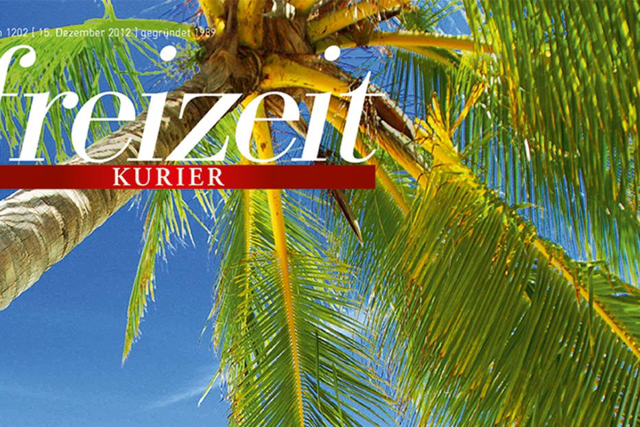 Eine Palme vor blauem Himmel mit dem Schriftzug „Freizeit Kurier“.
