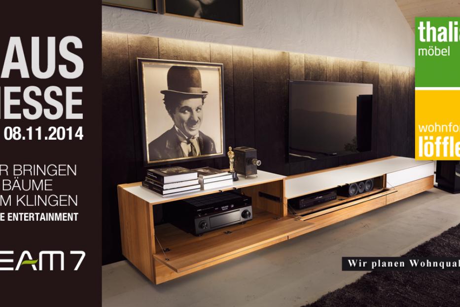 Einrichtungsidee mit einem Lowboard, einem Fernseher und einem Bild von Charlie Chaplin.