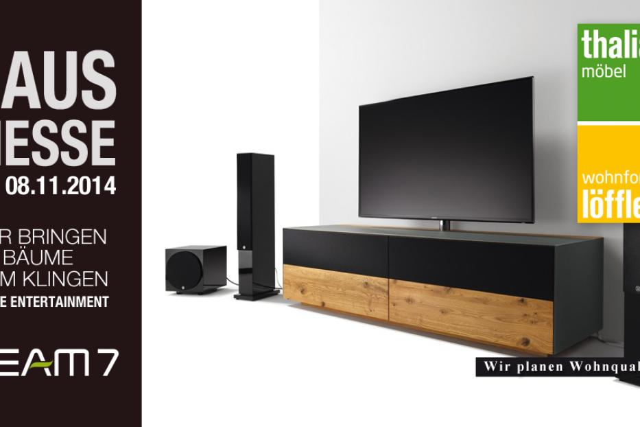 Einrichtung mit TV, Lautsprechern und Lowboard von Thalia Möbel und Team 7.