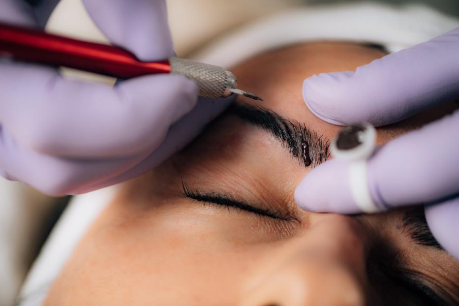 Beim Microblading werden fehlende Härchen ergänzt