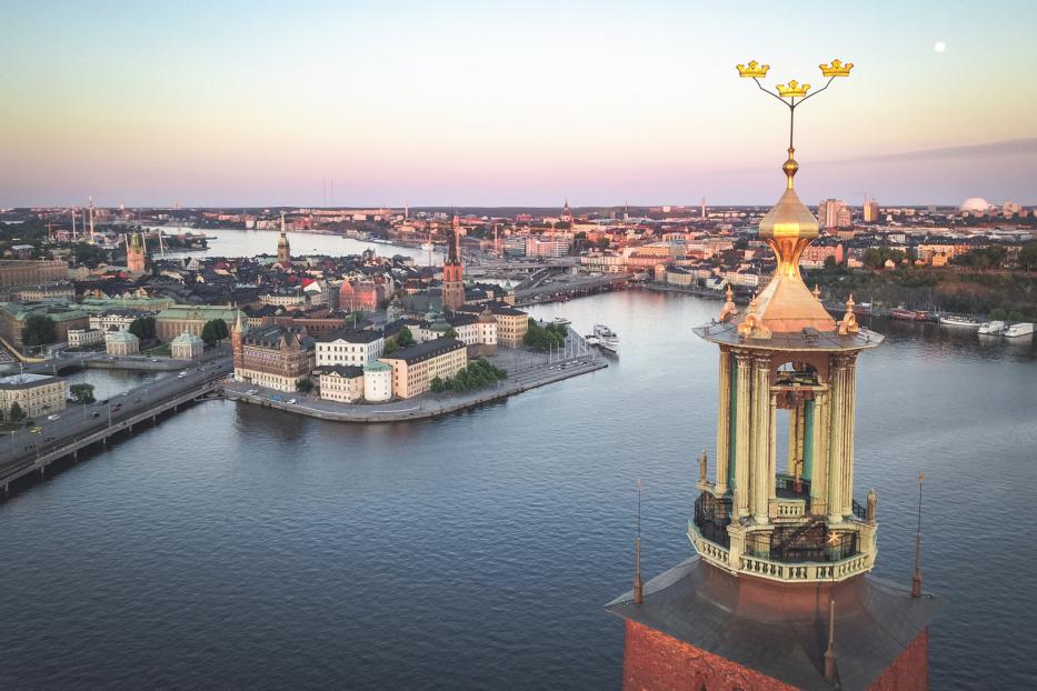 Nah am Wasser gebaut: Das Stadshuset gehört mit seinen drei Kronen zu Stockholms Wahrzeichen.