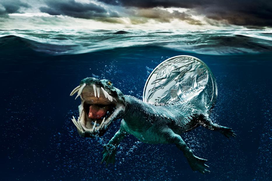 Ein Krokodil mit Stoßzähnen schwimmt unter Wasser, eine Münze auf seinem Rücken.