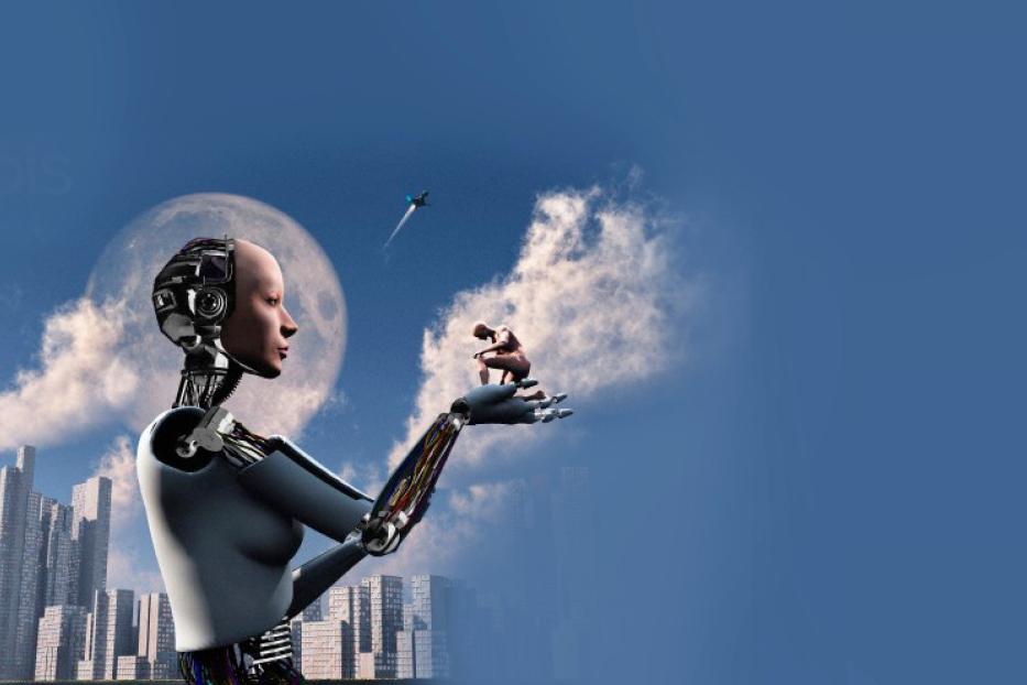 Ein Roboter hält eine Miniatur des Denkers vor einer Stadtkulisse und einem bewölkten Himmel.