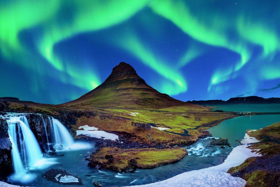 Er ragt 463 Meter aus dem Meer und zählt zu den meistfotografierten Motiven Islands, besonders wenn er von Nordlichtern umgarnt wird – der Berg Kirkjufell