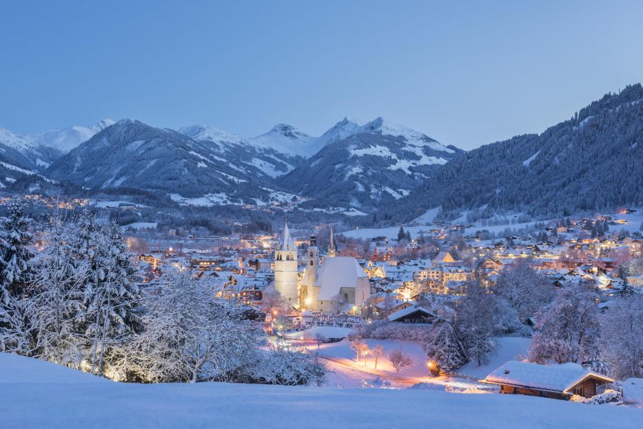 Nur 8.300 Einwohner zählt der Nobel-Skiort in den Kitzbüheler Alpen. Man sagt, Kitzbühel ist für München wie die Hamptons für New York.