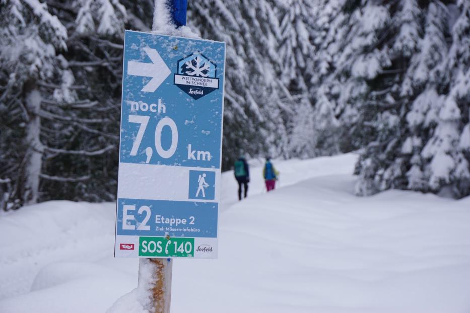 Für den Grip rauen Winterfahrzeuge den Untergrund mit Diamantzacken auf. Statt Salz kommen Kiesel und Späne zum Einsatz.