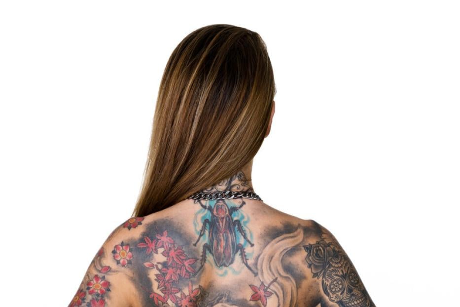 Frau mit vielen Tattoos