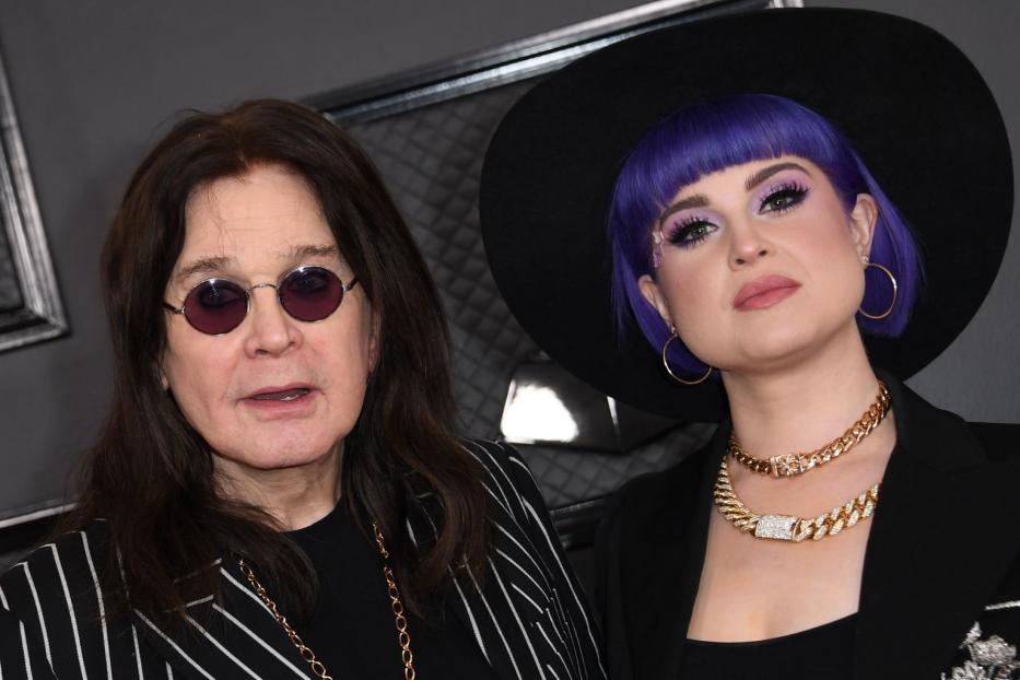 Metal-Legende Ozzy Osbourne und seine Tochter Kelly Osbourne vor einem schwarzen Hintergrund.