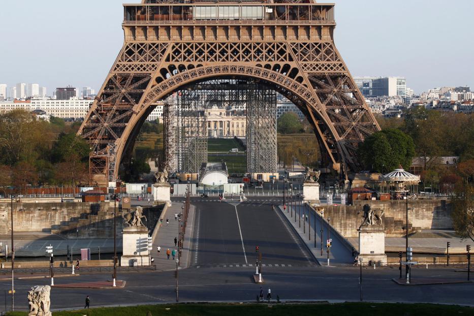 Der Eiffelturm in Paris, gesehen von einer fast leeren Brücke.