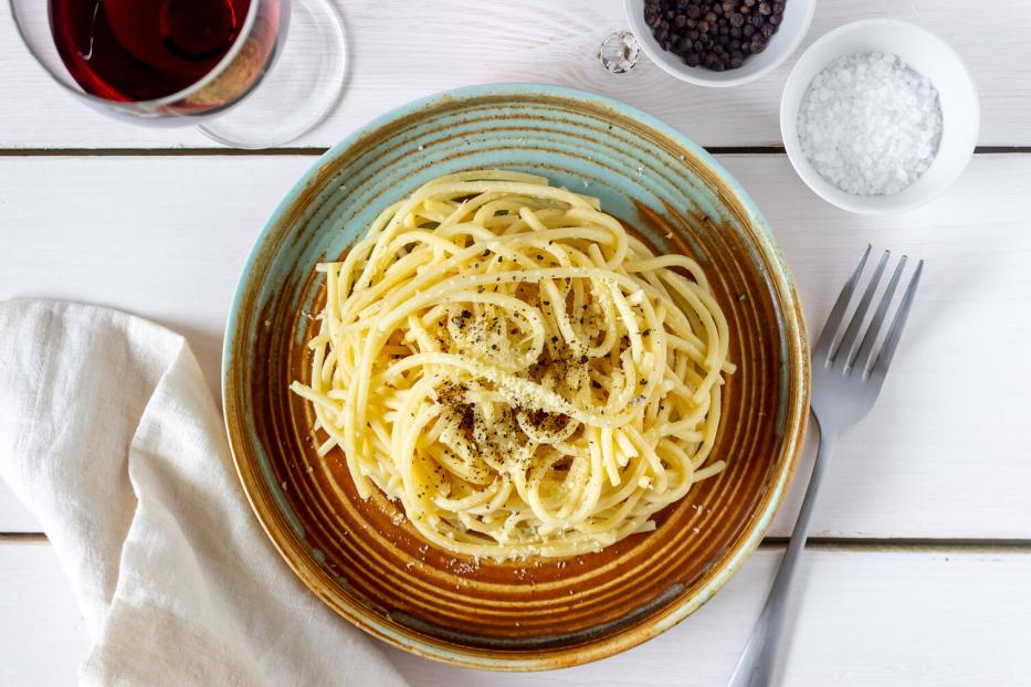 Roman pasta spaghetti with black pepper and cheese. Cacio e pepe. Recipes.